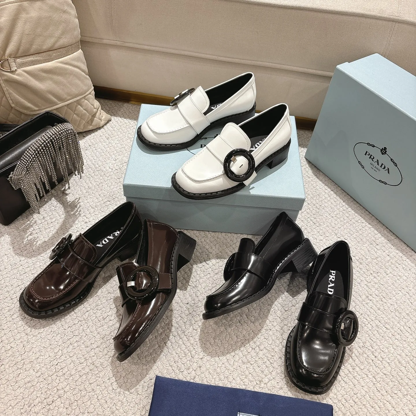 👟👟Ex-factory price 560👟👟 High version Prad✅ certified𝟐𝟎𝟐5𝙨𝙨 Early Spring Prada💯 #陈昊宇 Same style, many celebrity internet celebrities have the same style / mid-heeled British loafers, the round rubber buckle design adds a sense of sophistication, the overall shape is full of aura, and the British style small leather shoes are casual and high-end. Chen Haoyu’s same style/Prada25ss loafers! Fabric: Imported open edge beads Lining: Imported sheepskin Insole: Imported cowhide Women's model: Standard code 35-41 (customized at 40.41).  Color: black, light brown, white. The shoes are very cost-effective, so we refuse to negotiate.  #陈昊宇 Same style Prada loafers # Temperament wear